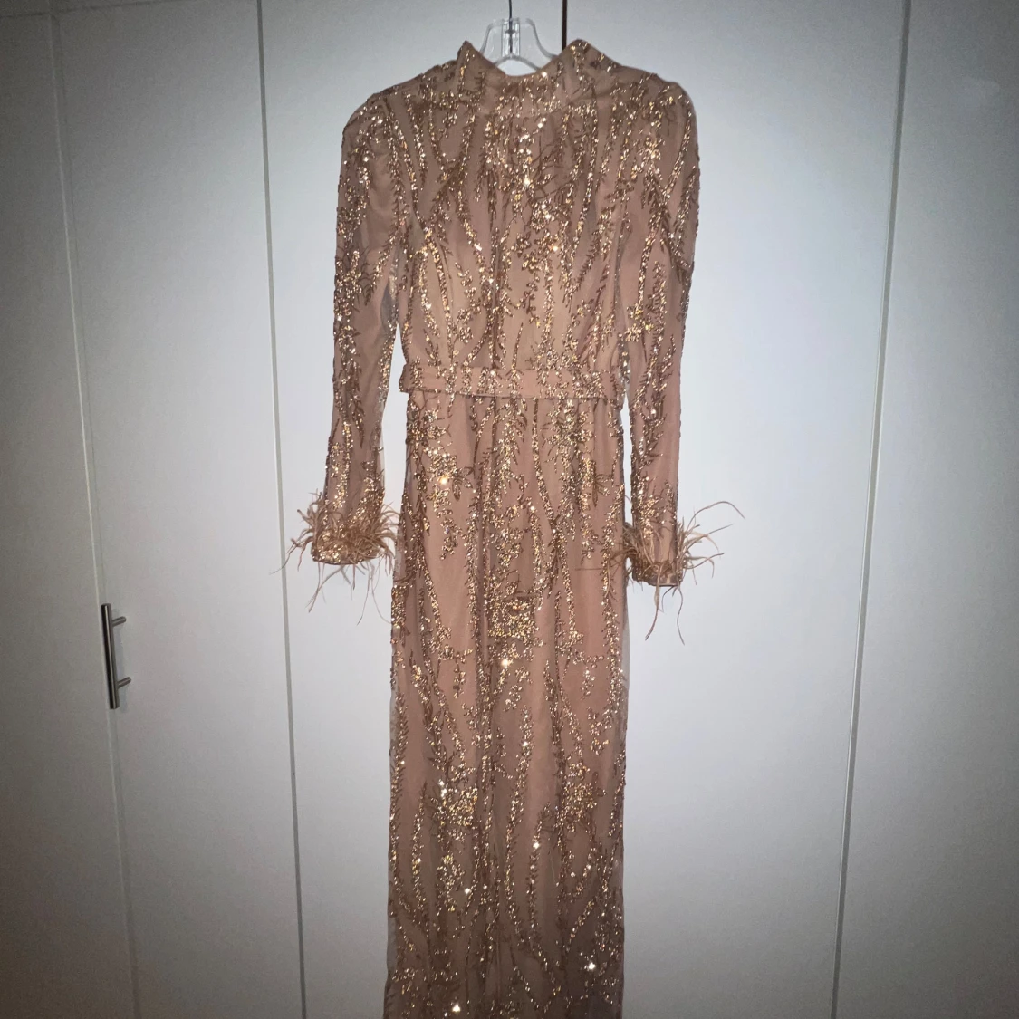 Beige glittrig långklänning - 92