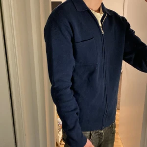 Studio total tröja - Tja säljer en Studio Total Tröja i färgen marinblå och storlek s passar 175-185 cm ungefär mitt pris 399. Inga defekter som hål eller fläckar. Skriv vid fråga eller fundering. 