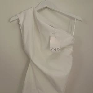 Vit oneshoulder klänning från Zara - Helt ny med prislapp  Normal i storleken 💕