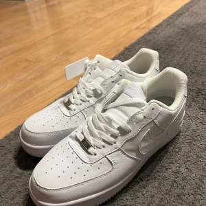 Vita Nike Air Force - Snygga och klassiska vita Nike Air Force sneakers. Perfekta för en stilren look. Hör av vid intresse 