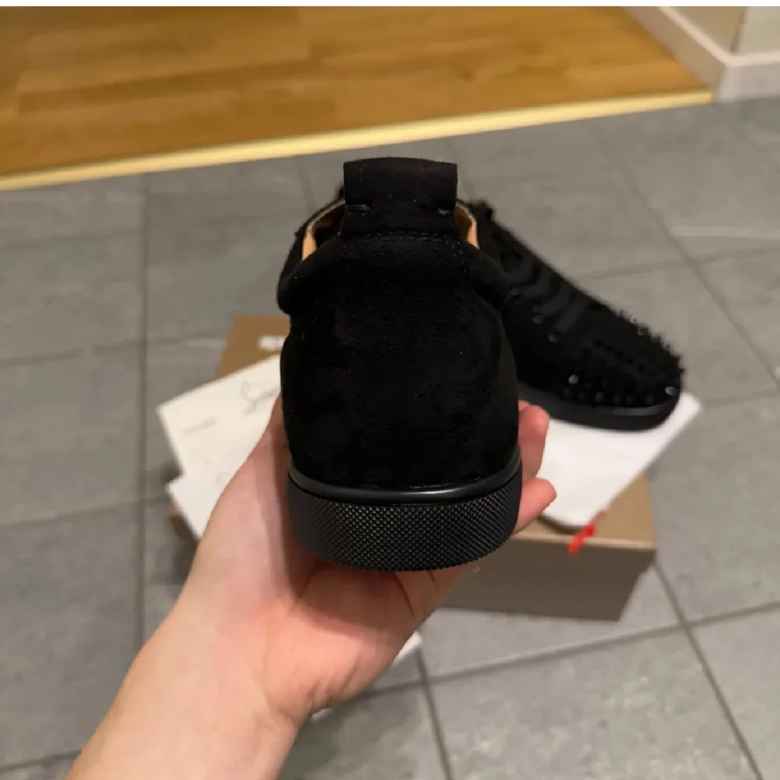 Svarta sneakers med nitar från Louboutin - 93