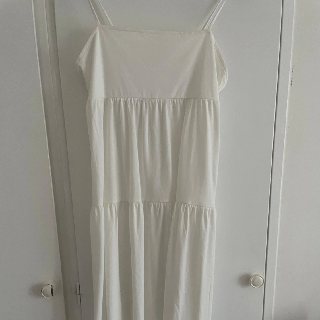 Vit axelbandslös klänning
