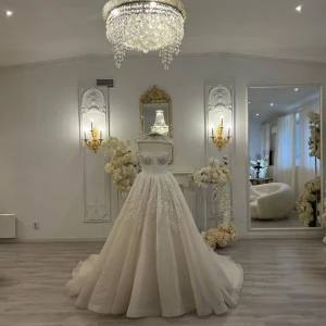 Brudklänning - Storlek: S/M Glittrar mycket mer i verkligheten och har väldigt fina detaljer. Tiara, brudslöja och underkjol ingår. 