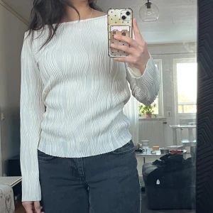 Tröja Gina tricot - Superfin tröja med utsvängda armar och coolt mönster. Boat neck. Använd en gång så mycket bra skick. Creme färgad🤍