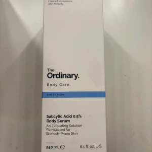 The Ordinary Salicylic Acid 0.5% Body Serum - Exfolierande kroppserum med 0,5% salicylsyra från The Ordinary. Formulerad för hud med benägenhet för blemmor. Innehåller 240 ml.