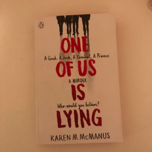 One of Us Is Lying - En spännande ungdomsroman av Karen M. McManus. Boken handlar om en grupp tonåringar där en av dem dör under mystiska omständigheter. En geek, en sportfåne, en brottsling och en prinsessa är huvudkaraktärerna i denna thriller. Perfekt för dig som gillar mysterier och drama.