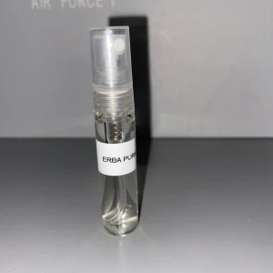 Erba Pura parfym sample - Erba Pura är en lyxig parfym från Xerjoff med en fräsch och fruktig doft. En bra doft för sommaren, hör av er vid frågor! Mitt pris är 95kr