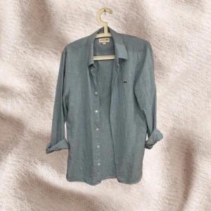 Lacoste skjorta - Säljer nu denna otroliga snygga Lacoste skjortan | använd vid 1 tillfälle | skick 10/10 | nypris: 1299kr | skriv vid frågor eller funderingar |   