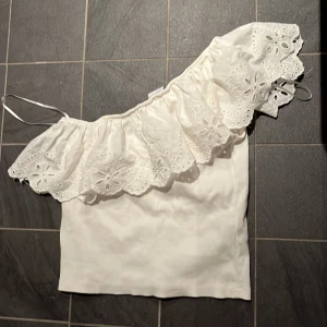 Zara topp - Säljer denna toppen från Zara då jag aldrig använder den längre och är för liten, knappast använd och är i väldigt bra skick 🥰
