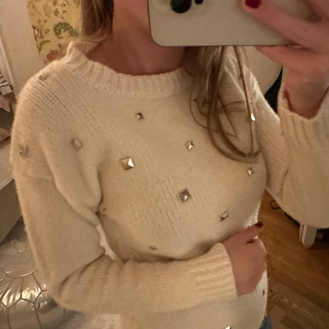 Vit stickad tröja med nitar - 90