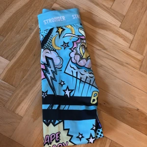 Färgglada leggings från Stronger - säljer ett par färgglada träningsbyxor från stronger i strolek xxs.