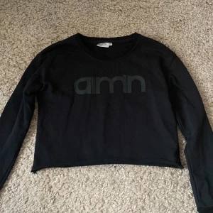 Svart tröja från Aim'n - Intressekoll på denna as snygga svarta tröjan från Aim'n. Perfekt för en avslappnad stil med sitt enkla tryck framtill. Passar bra till vardags och till träning. Säljer pga att den inte kommer till användning. 