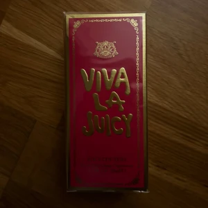 Viva La Juicy Eau de Parfum - Viva La Juicy Eau de Parfum från Juicy Couture 50ml. Helt oöppnad förpackning.