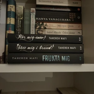 Bokserie av Tahereh Mafi - Tahereh Mafi: 'Rör mig inte!', 'Sätt mig i brand!' och 'Frukta mig”. 