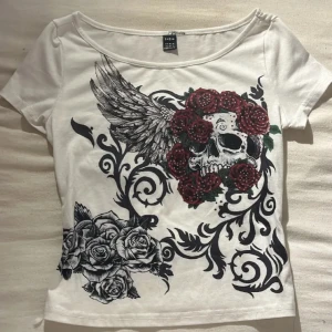 t-shirt med dödskalle och andra fina detaljer. - jätte fin och använd ett fåtal gånger❤️pris kan alltid diskuteras 