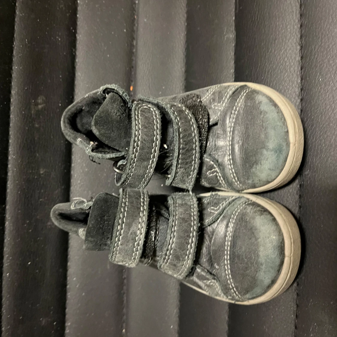 Svarta barnskor med kardborreband