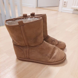 Vinter boots - Vinter boots, är fejk uggs, märke atmosphere.  Ganska bra skick, har dock bildats några märken från salt ringar. Är ljusbruna