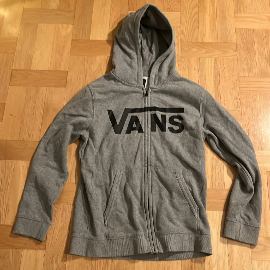 Grå hoodie från Vans