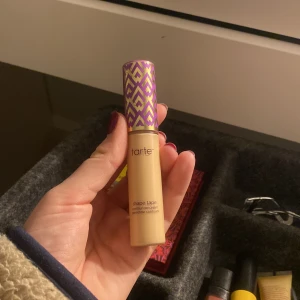 Tarte Shape Tape Concealer - Säljer en Tarte Shape Tape Concealer i nyansen Light Sand, 20S. Endast testad men var inte i min färg så säljer vidare!🥰