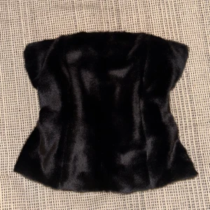 päls topp 🖤 - jättefin bandeau-topp från zara använd en gång. dragkedja och rysk hake där bak. ok att köpa direkt 🖤