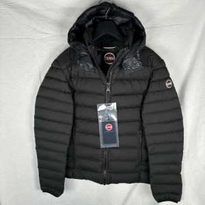 Colmar jacka (HELT NY, TAGS) - Colmar jacka, storlek M, helt ny med Tags, pris 3599kr. Hör av dig vid frågor eller funderingar.