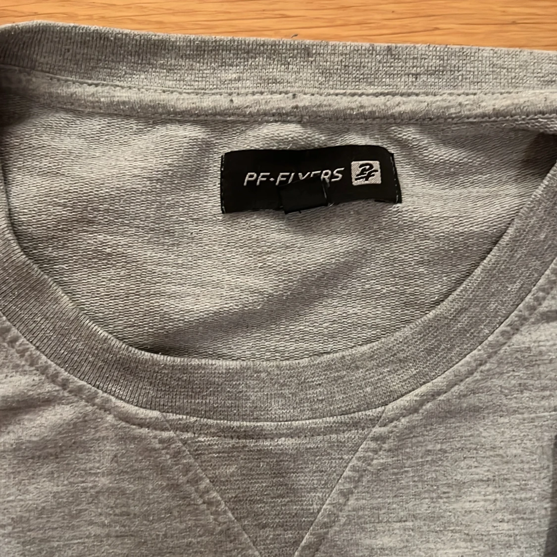 Tjock grå T-shirt  - 91