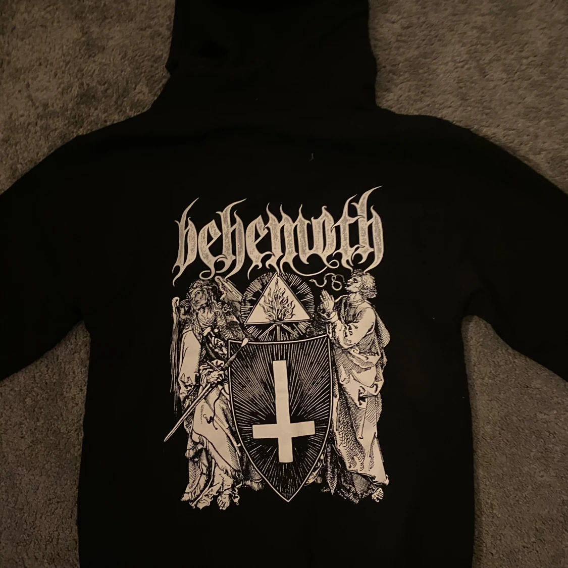 Svart hoodie med Behemoth-tryck