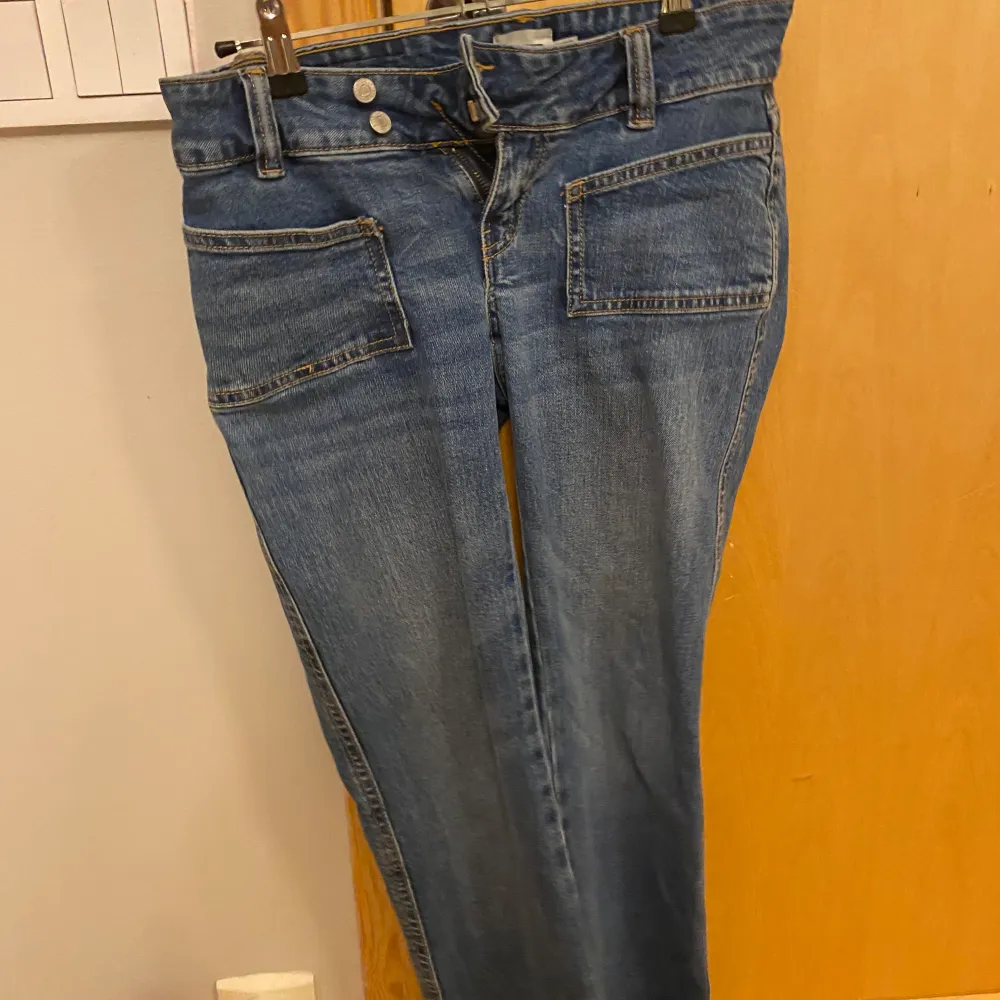blå Bootcut jeans som är Lågmidjade från lager 157, i storlek xs short. Dem har ett litet hål längst ner på benen. Farkut & Housut.