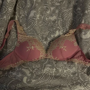 Rosa intimissimi bh - Säljer en vacker rosa bh med beige spetsdetaljer. Bh:n har en fin struktur och justerbara axelband för bästa passform. Perfekt för att känna sig extra fin till vardags.