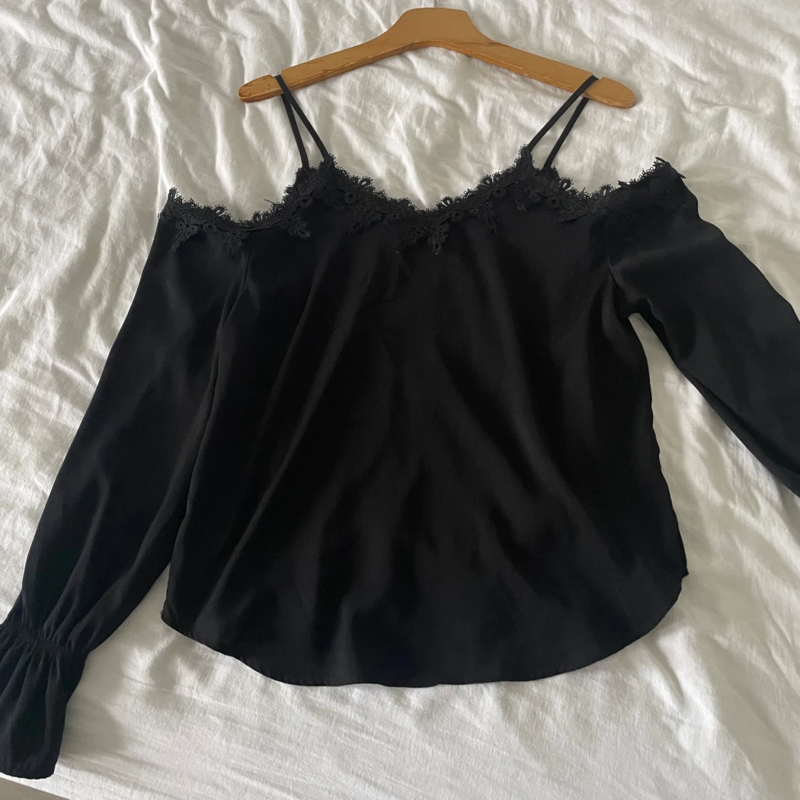 Svart offshoulder blus från Gina Tricot - 91