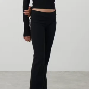 Low waist yoga pants från Gina Tricot 💞 - Snygga svarta bootcut yoga pants med låg midja. Storlek 146/152.  Byxorna har en klassisk design och är tillverkade i ett bekvämt material.