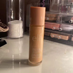 e.l.f. Halo Glow Liquid Filter - Säljer en e.l.f. Halo Glow Liquid Filter i nyansen Fair. Denna flytande foundation ger en strålande finish och kommer i en praktisk flaska med applikator. Perfekt för en jämn och glödande look.
