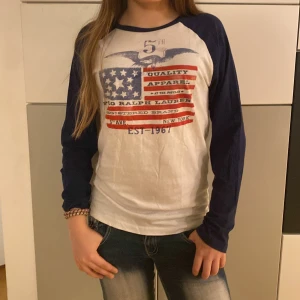 Vintage Ralph Lauren tröja med amerikansk flagga på - En jätte fin vintage Ralph Lauren tröja med amerikansk flagga. Säljer den pga att den aldrig komme till användning. Det står att den är large men passar mig som har xs/s. 
