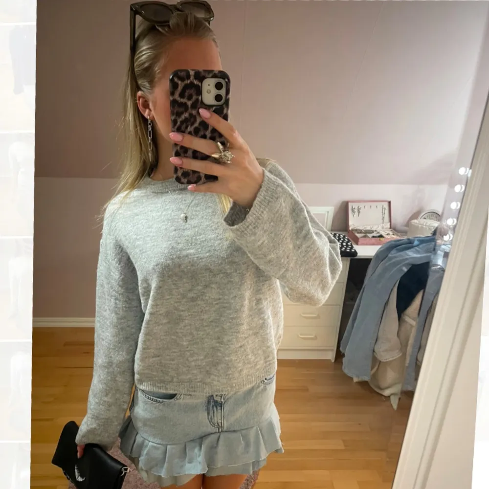 Grå stickad tröja i storlek S. Skriv gärna om ni har frågor! 💗. Neuleet.