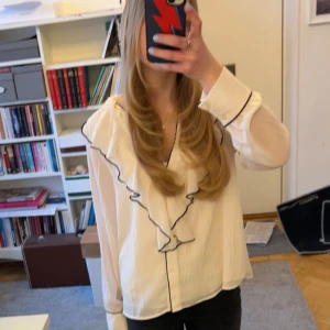Blus - Så snygg och gullig blus från Zara, kommer ej till användning längre dock. Skicket är topp!