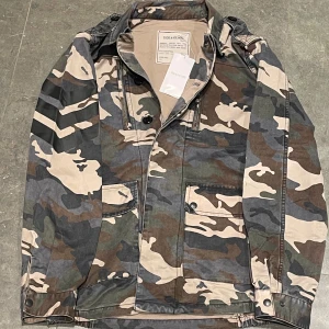 Camo overshirt från zadig & Voltaire  - Helt ny jacka från zadig and Voltaire passar S/XS men är storlek XS ny med tags.        Nypris: 4500 mitt pris:1499. Hör av er om frågor🤩🤩
