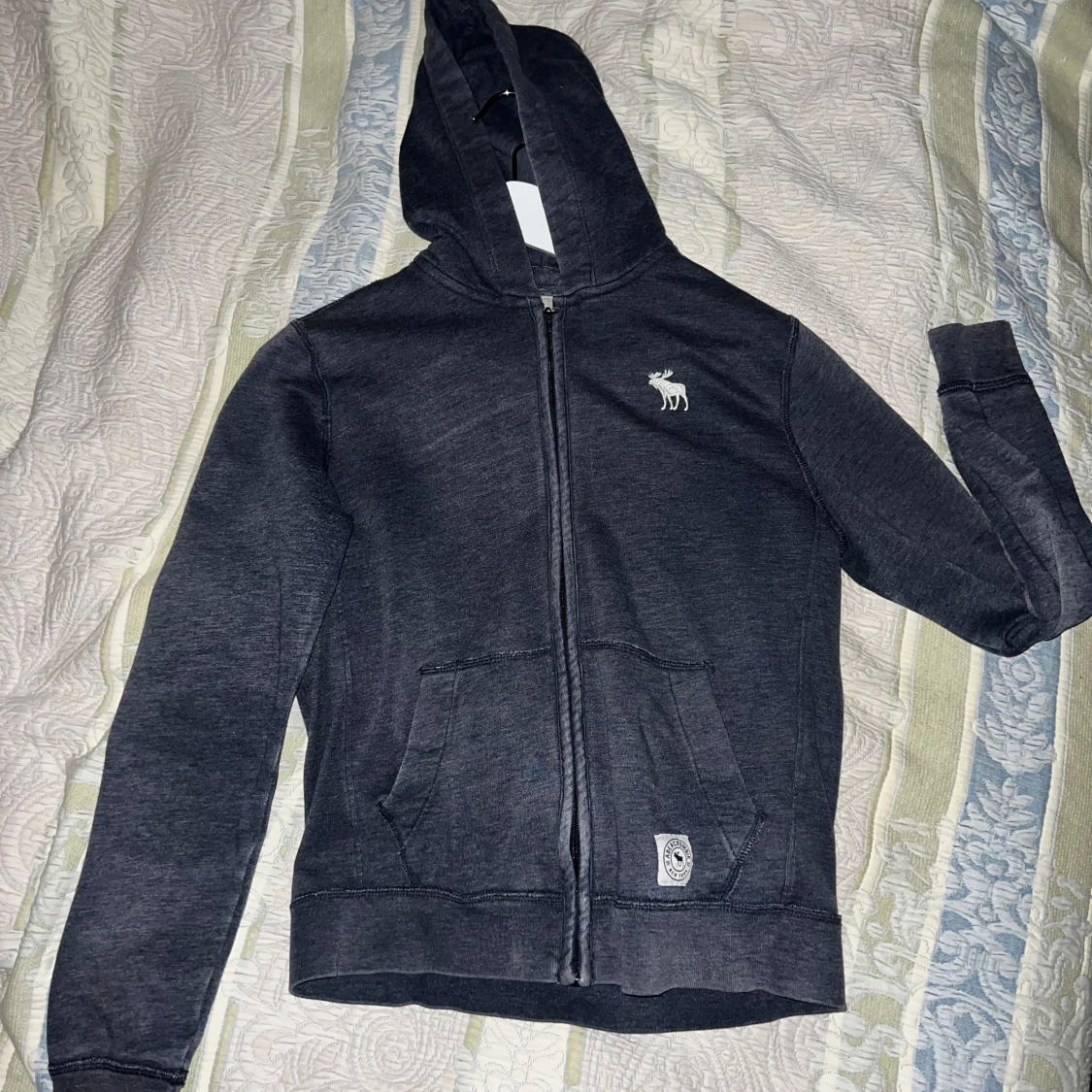Mörkgrå hoodie från Abercrombie Kids