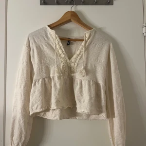 Beige blus  - Säljer en söt beige blus från H&M i stl s💕