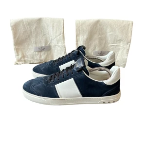 Valentino Flycrew Marinblå | 44-45 - Vad vi tidigare sålt på en annan sida här på plick.