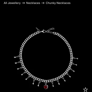 Drop of heart necklace  - Säljer detta otroliga halsband från Maria Nilsdotter som är köpt i somras då jag fått ett nytt liknande i julklapp! Allt OG dvs box, kort och kvitto. Halsbandet är sparsamt använt och har inga defekter eller slitage över huvud taget. Köpt på NK 