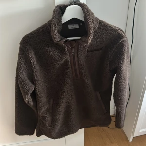 Brun teddyjacka  - Mysig brun teddyjacla med halv dragkedja framtill. Super mysig! Från norrsken och knappt andvänd 