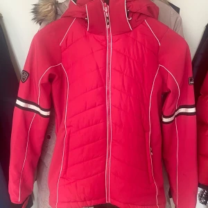 Skidställ från Trespass  - Jättesnyggt Skidställ ifrån Trespass i storlek XXS, passar som barnstorlek 150/160. En rosa snygg jacka och ett par svarta byxor med hängslen. Stället är vattentätt, vindtätt och andnings bart (se sista bild), och har även ett Recco larm (se bild 4) Stället är använt i totalt 2 veckor, och är i super fint skick!  Kontakta vid frågor🩷