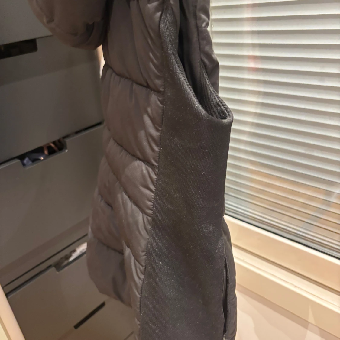 Svart dunväst med huva - 92