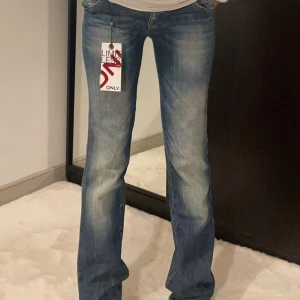 Lågmidjade jeans - Jätte snygga lågmidjade only jeans nya med prislappen kvar. As nice passform och snygg färg. W27 L34. Motsvarar S 