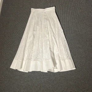 Perfekt sommarkjol - En perfekt lång kjol från Zara, väldigt fin och noggranna detaljer. Jättefin till sommaren💛☀️🫶🏼🥰använd en gång