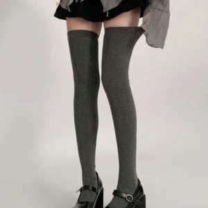 Grå knästrumpor - Snygga grå knästrumpor som når över knäna. Perfekta för att ge en stilren touch till din outfit. De är stretchiga och bekväma, vilket gör dem idealiska för både vardag och speciella tillfällen.