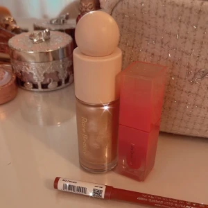 Rare beauty highlighter - Sminkit med highlighter från Rare beauty, liptint/gloss från daisque och lipliner.  Läppprodukterna har endast testats en gång. Highligtern använd några veckor.Säljs endast som paket så skriv inte om du bara vill ha en produkt! 160 + frakt för allt! 