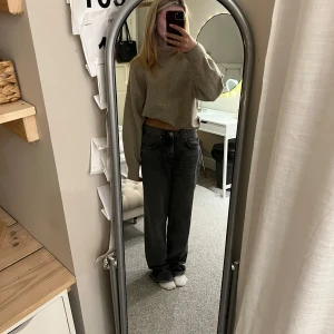Baggy mörkgrå jeans från Gina Tricot 💕 - Säljer ett par baggy mörkgrå jeans från Gina tricot. De är högmidjade med en straight luftig passform.