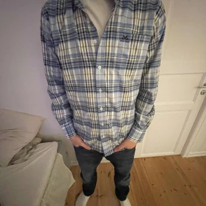 Jean Paul Skjorta - Skjorta Ifrån Jean Paul I Storleken M, han på bilden är 178cm och tröjan passar honom fint. Skriv vid frågor eller intressen!