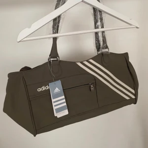 Väska  - Adidas väska🩶